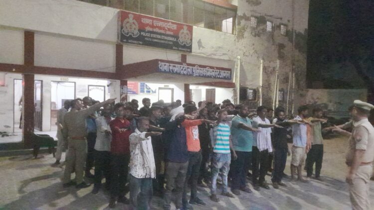 एत्माउद्दौला थाने में शराबियों की टोली को खुले में शराब नहीं पीने की शपथ दिलाई