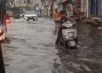 एक घंटे की बारिश में शहर बना ताल तलैया, सड़के बनी नालियां