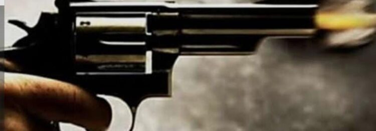 इंस्टाग्राम पर कमेंट करने पर घर के बाहर बैठे युवक पर फायरिंग