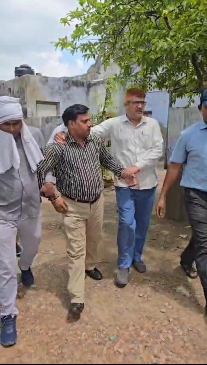 श्रम विभाग का बाबू विजिलेंस ने 15 हजार की रिश्वत लेते हुए पकड़ा