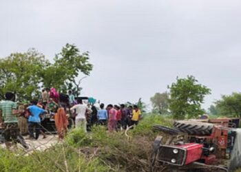 फतेहपुर सीकरी में मजदूरों से भरी ट्रैक्टर ट्राली पलटने से 15 मजदूर दब गए
