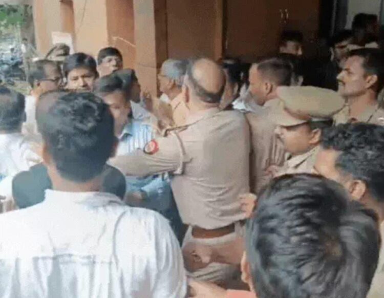 संजय प्लेस में पार्किंग ठेकेदार और अधिवक्ता के बीच विवाद, थाने पर अधिवक्ताओं से धक्का मुक्की