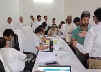 बाह तहसील में समाधान दिवस में डीएम ने कई फरियादियों की समस्याओं का किया समाधान