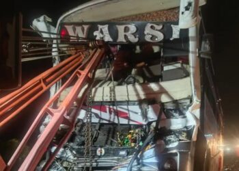 आगरा लखनऊ एक्सप्रेस वे पर डंपर में घुसी बस 10 यात्री घायल