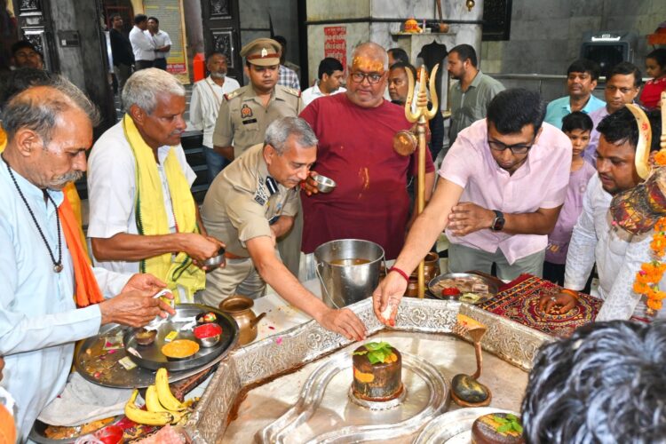 जिलाधिकारी और अपर पुलिस आयुक्त ने शहर के प्रमुख शिव मंदिरों और यमुना घाटों का किया निरीक्षण