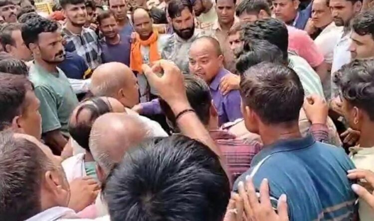 किरावली में दो दोस्तों की धारदार हथियार से हत्या, गुस्साए ग्रामीणों ने किया हंगामा