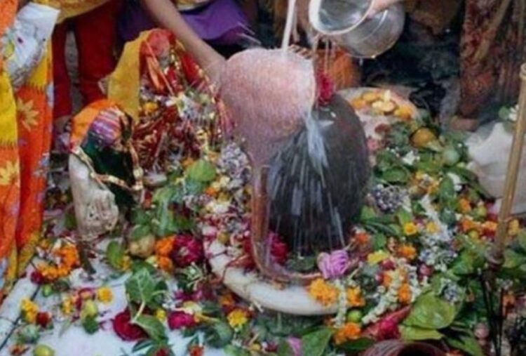 शहर के प्रमुख शिव मंदिरों में सुबह से भक्तों का उमड़ा सैलाब