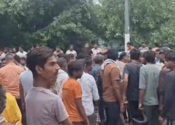 अतिक्रमण हटाने को लेकर नगर निगम की टीम और दुकानदारों में मारपीट, चौकी पर हंगामा