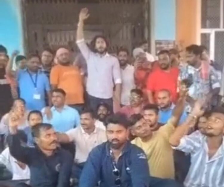 नगर निगम इंस्पेक्टर और कर्मचारियों पर मुकदमा दर्ज होने के बाद कर्मचारियों ने नगर निगम कार्यालय में लगाया ताला