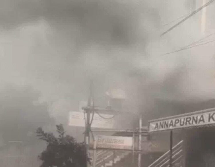 बेकरी में सिलेंडर में आग लगने से लाखों का नुकसान