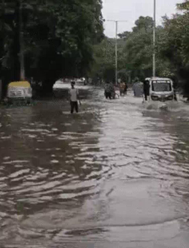 आगरा में भारी बारिश से जगह-जगह हुआ जलभराव, स्मार्ट सिटी की फिर से खुली पोल