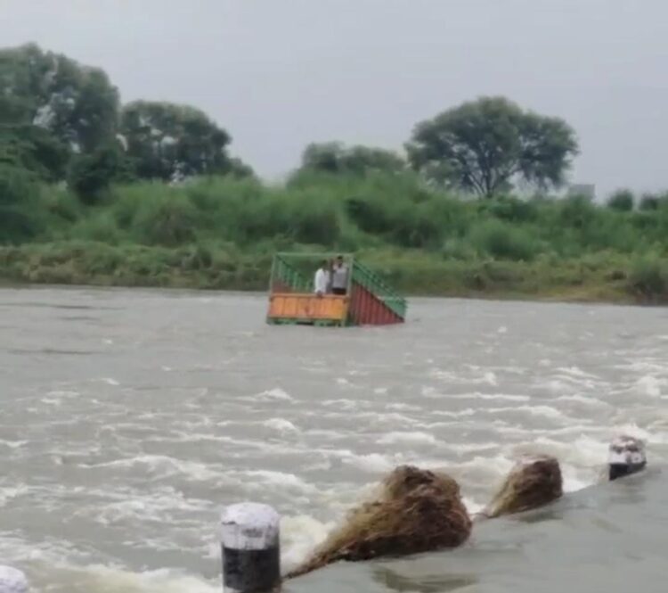 आगरा-राजस्थान बॉर्डर पर नदी में बहा कैंटर, चार लोग डूबे