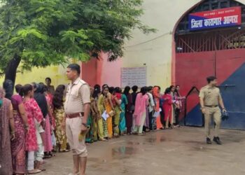 रक्षाबंधन पर जिला जेल में भाइयों को राखी बांधने के लिए बहनों की लगी भीड़