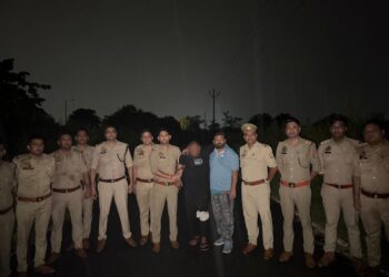 10 हजार के इनामिया ने पुलिस के ऊपर की फायरिंग, जवाबी फायरिंग में हुआ घायल