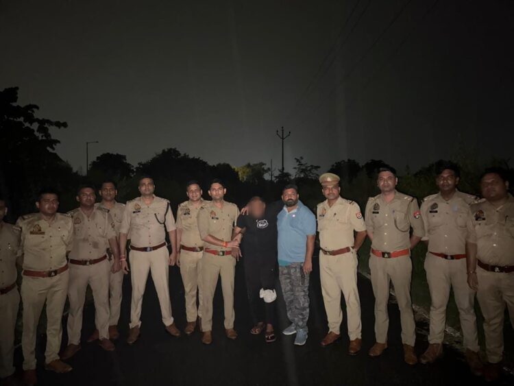 10 हजार के इनामिया ने पुलिस के ऊपर की फायरिंग, जवाबी फायरिंग में हुआ घायल