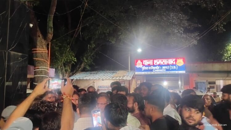 रात 2:30 बजे तक चला शमसाबाद थाने में हाई वोल्टेज ड्रामा, नहीं छोड़े गए तीनों युवक