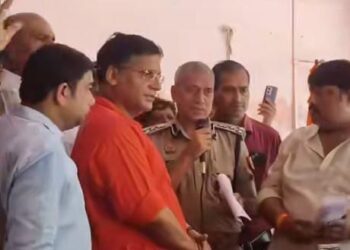 शमसाबाद में पुलिस फोर्स रहा तैनात, अधिकारियों ने दिया दोषी पुलिसकर्मियों पर कार्रवाई का आश्वासन
