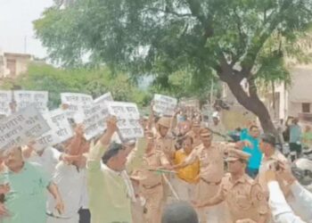 मुख्य चुनाव आयुक्त के आगरा आवास पर कांग्रेसियों ने किया जमकर हंगामा