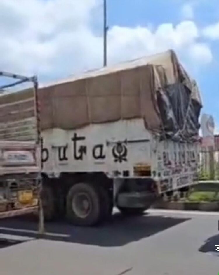 नेशनल हाईवे पर तेल से भरा टैंकर पलटा, कई दुपहिया वाहन चालक फिसले