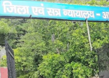 दरोगा की रिपोर्ट पर फंसे आगरा के तीन आईएएस, मची खलबली, दरोगा निलंबित !