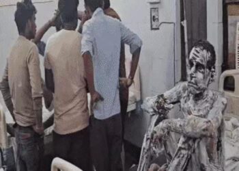बाह में गैस सिलेंडर लीक होने से आग लगने पर एक ही परिवार के 14 लोग झुलसे