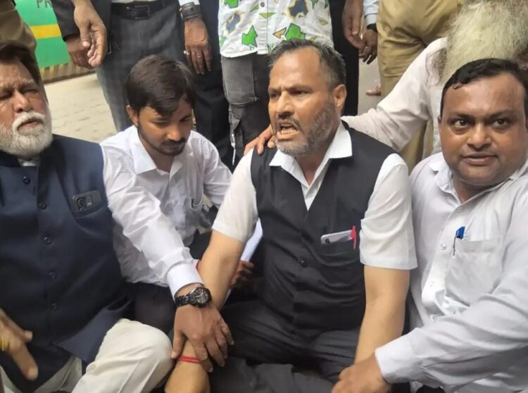 पश्चिमी यूपी को अलग राज्य बनाने की मांग को लेकर अधिवक्ताओं द्वारा निकाली जा रही रथ यात्रा पर पुलिस से खींचतान