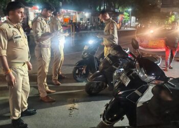 सेंट पीटर्स स्कूल के सामने 90 मिनिट की पुलिस चेकिंग में 100 गाड़ियों के चालान