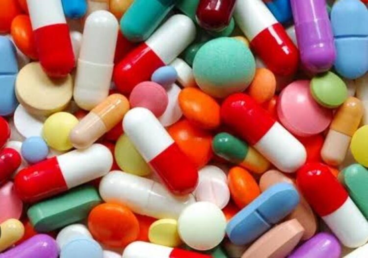 दवा बाजार में पहुंची ड्रग विभाग की टीम, मची खलबली