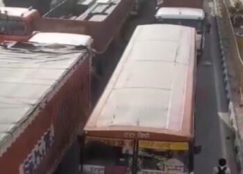 आगरा मथुरा हाईवे पर हुआ हादसा लगा, लंबा जाम