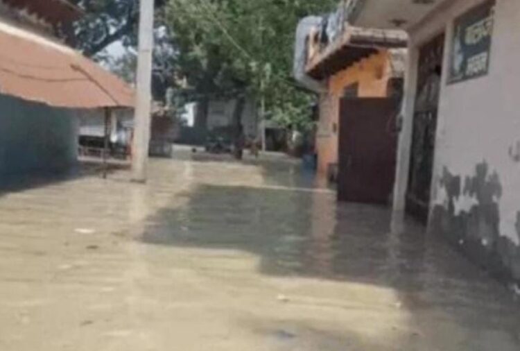 खतरे के निशान से तीन से चार फीट ऊपर पहुंची यमुना