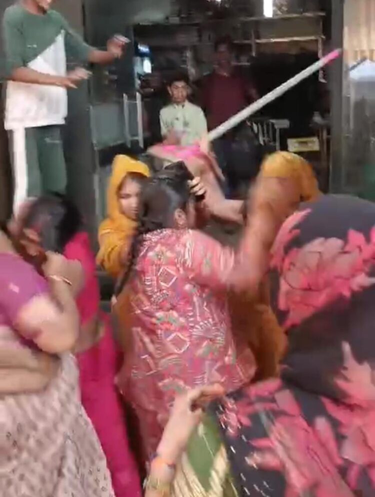 सिकंदरा में दुकान के विवाद में पुलिस के सामने चले डंडे, दरोगा के सिर में भी मारा डंडा