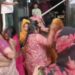 सिकंदरा में दुकान के विवाद में पुलिस के सामने चले डंडे, दरोगा के सिर में भी मारा डंडा