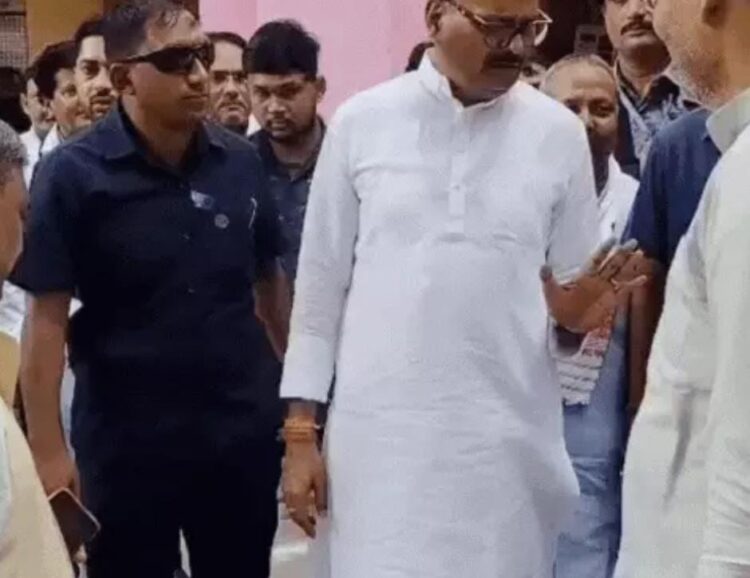 डिप्टी सीएम जिला अस्पताल पहुंचे, निरीक्षण में गंदगी मिलने पर हुए नाराज