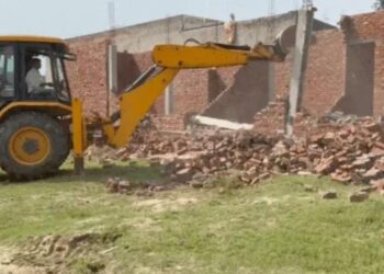 आगरा विकास प्राधिकरण ने तीन अवैध कॉलोनियों पर पर चलाया बुलडोजर