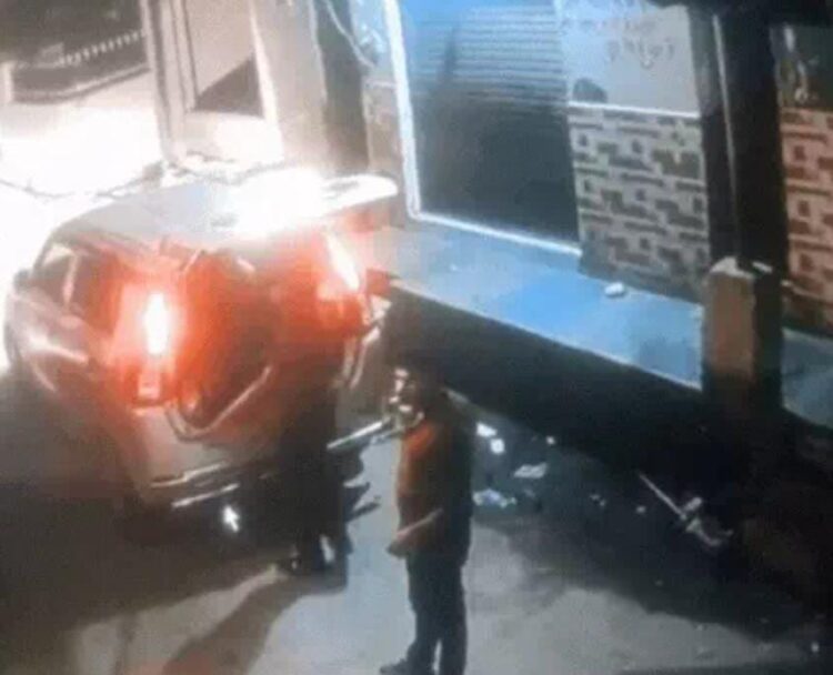 सिकंदरा में कार में पत्थर भरकर लाए दबंग घर पर किया पथराव