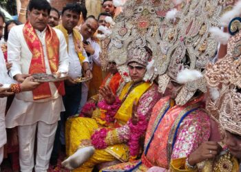 बजाओ ढोल स्वागत में मेरे घर राम आए हैं..  हे राम! हे राम! तेरे चरणों में चारों धाम…