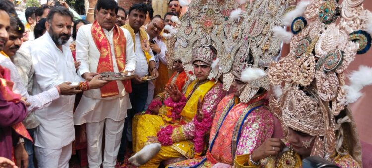 बजाओ ढोल स्वागत में मेरे घर राम आए हैं..  हे राम! हे राम! तेरे चरणों में चारों धाम…
