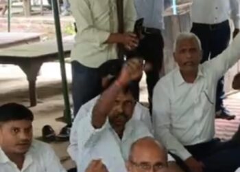 थानाध्यक्ष डौकी पर कार्रवाई को लेकर फतेहाबाद तहसील में अधिवक्ताओं का दूसरे दिन भी जारी रहा धरना