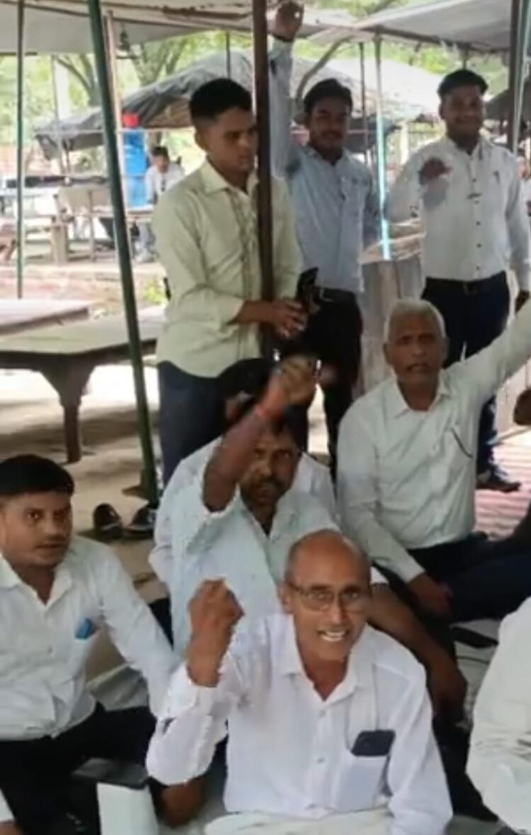 थानाध्यक्ष डौकी पर कार्रवाई को लेकर फतेहाबाद तहसील में अधिवक्ताओं का दूसरे दिन भी जारी रहा धरना
