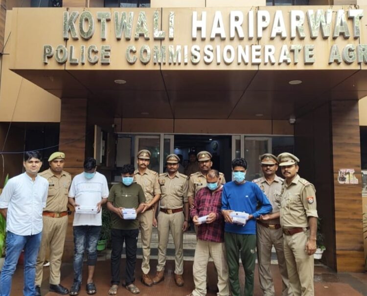 ऑटो में सवारियों से रुपए और मोबाइल लूटने वाले चोरों को हरीपर्वत पुलिस ने पकड़ा