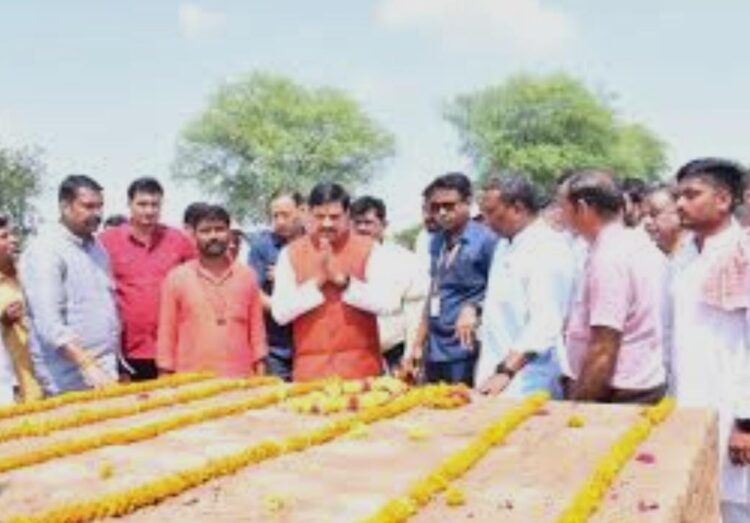 किरावली क्षेत्र के बाकन्दा में मध्य प्रदेश के मुख्यमंत्री मोहन यादव सहित कई नेताओं का पहुंचा काफिला