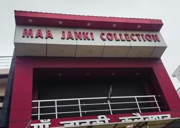 सिकंदरा थाने से चंद कदमों की दूरी पर कपड़े के शोरूम में चोरी