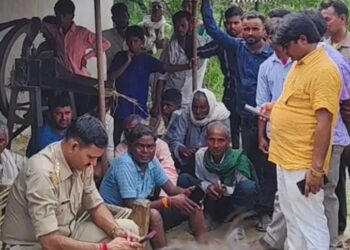 कहने में नहीं चलने पर पति ने पत्नी की गला काटकर की हत्या