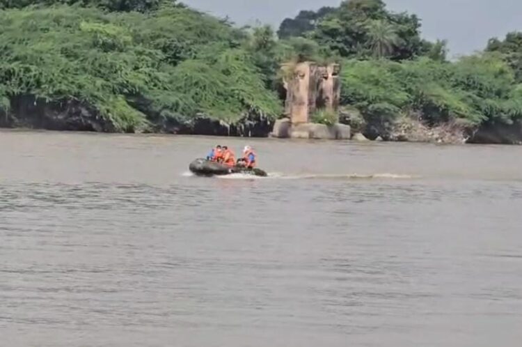 ताजगंज में डूबने वाले दो युवकों में से एक का मिला शव एक की तलाश जारी