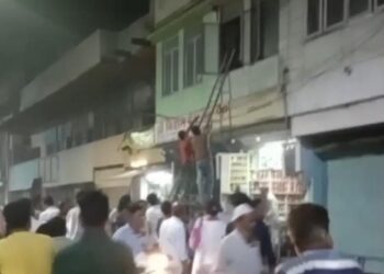 छत्ता में स्कूटी चार्ज करते समय लगी आग, मची चीख पुकार