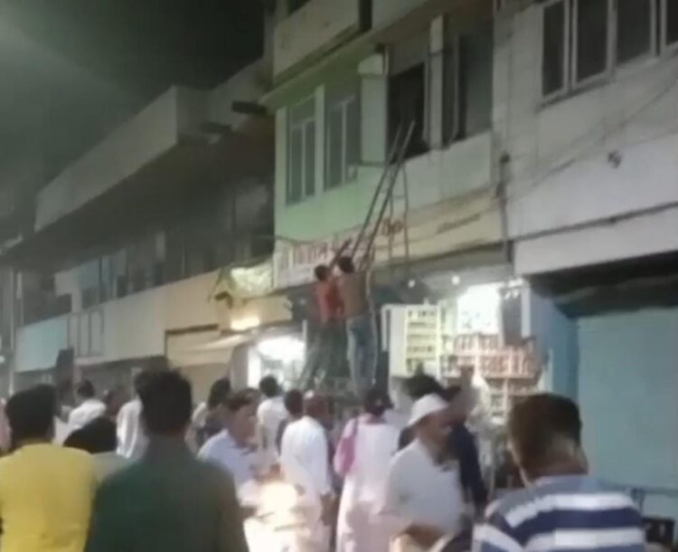 छत्ता में स्कूटी चार्ज करते समय लगी आग, मची चीख पुकार