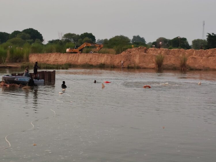 लापता सात युवकों में एक युवक का शव और मिला