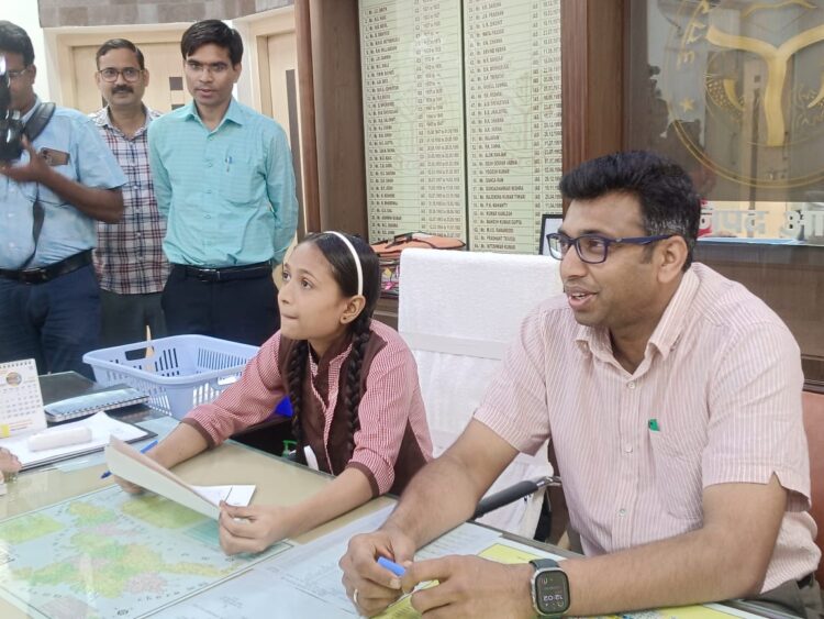 गुलाल ने एक दिन की जिलाधिकारी के रूप में छोड़ी अपनी छाप