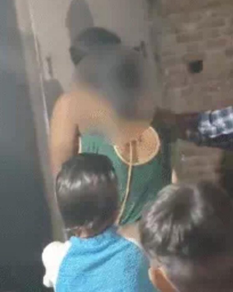 सनकी ने युवती को घर से खींचकर कलाई काटकर खून से भरी मांग, वीडियो वायरल