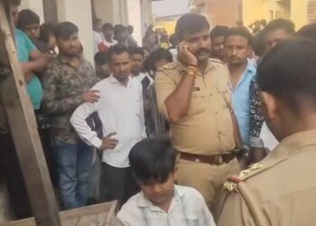 सिकंदरा में घर के बाहर बैठी महिला की पड़ोसी ने चाकू से गला रेतकर की हत्या